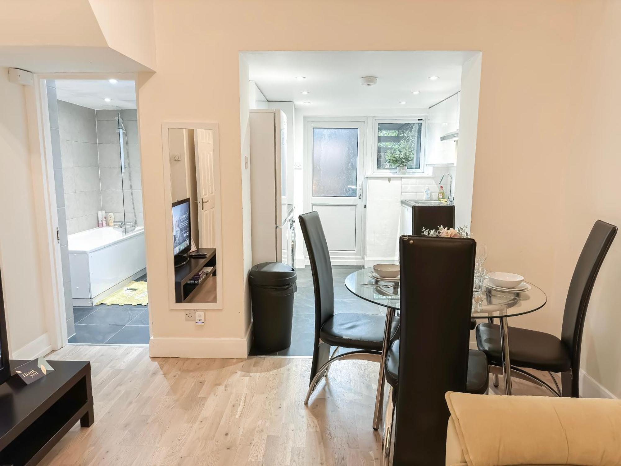 1-Bedroom Flat With Small Garden & Paid Parking In Finsbury Park, Highbury ロンドン エクステリア 写真
