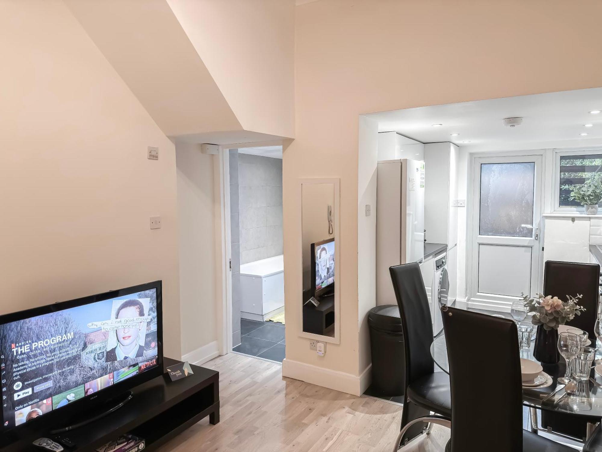 1-Bedroom Flat With Small Garden & Paid Parking In Finsbury Park, Highbury ロンドン エクステリア 写真