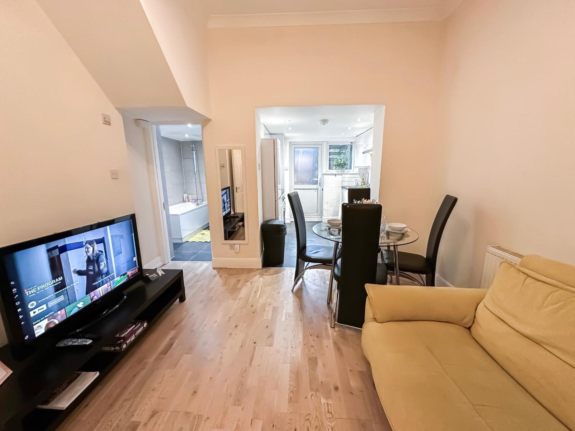 1-Bedroom Flat With Small Garden & Paid Parking In Finsbury Park, Highbury ロンドン エクステリア 写真