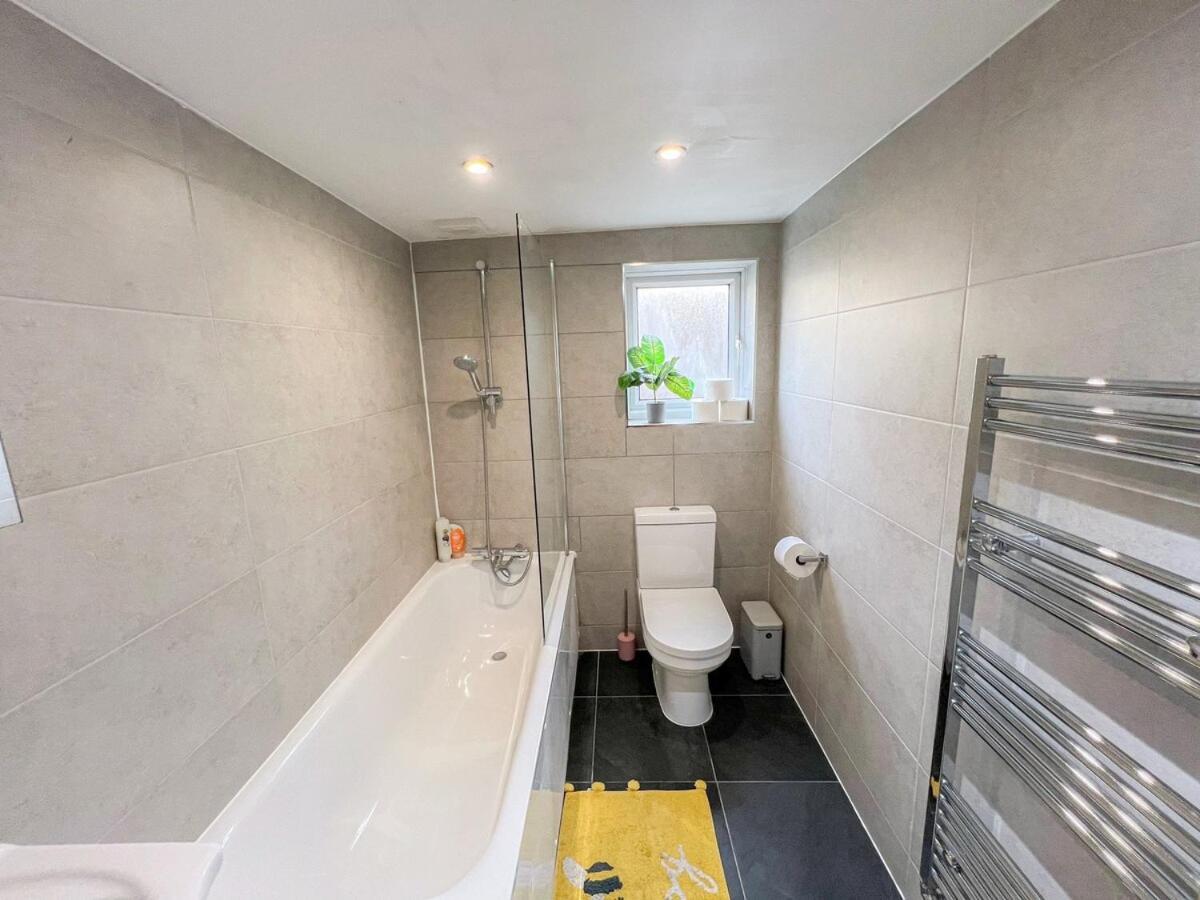 1-Bedroom Flat With Small Garden & Paid Parking In Finsbury Park, Highbury ロンドン エクステリア 写真