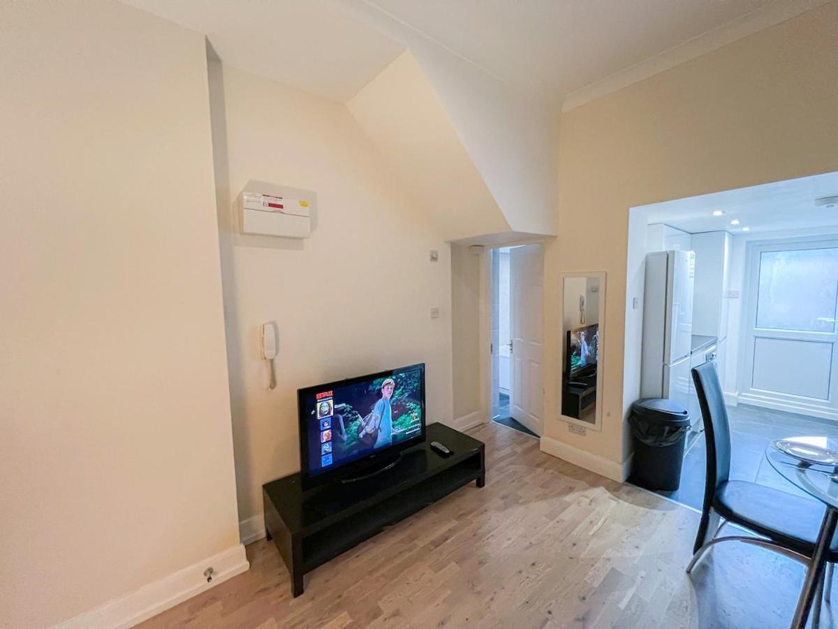 1-Bedroom Flat With Small Garden & Paid Parking In Finsbury Park, Highbury ロンドン エクステリア 写真