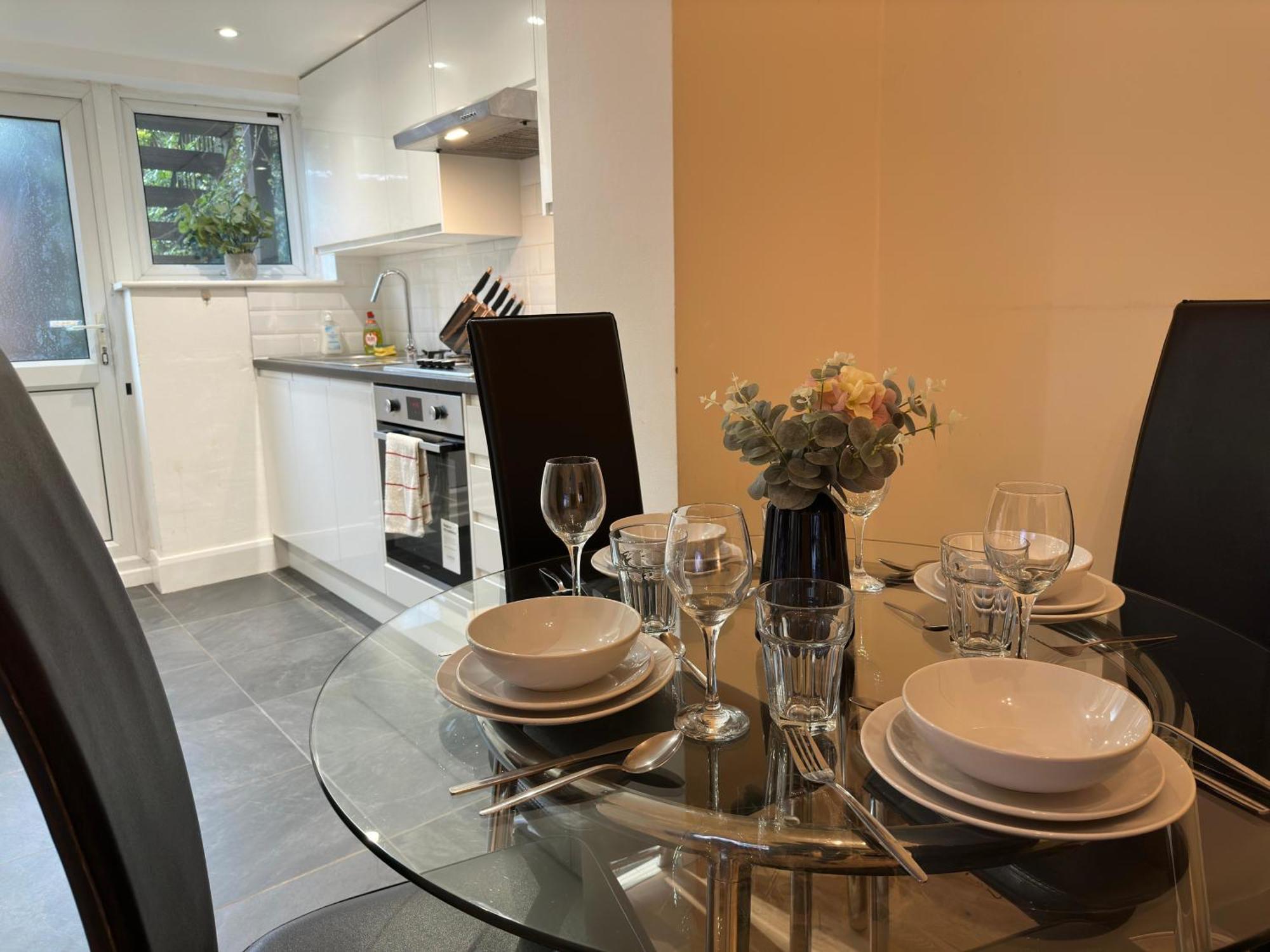 1-Bedroom Flat With Small Garden & Paid Parking In Finsbury Park, Highbury ロンドン エクステリア 写真